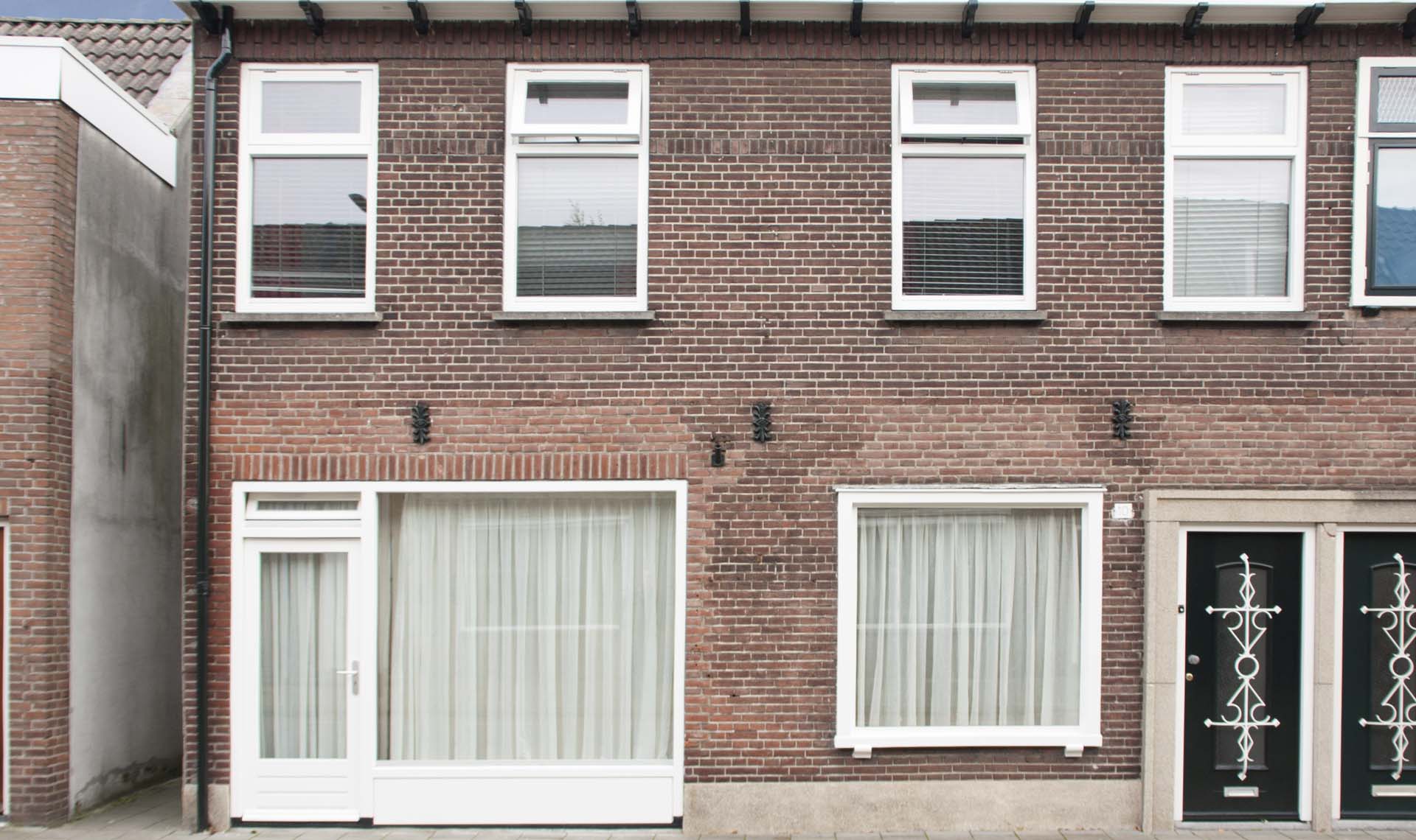 Witte kozijnen in een gevel in Tilburg
