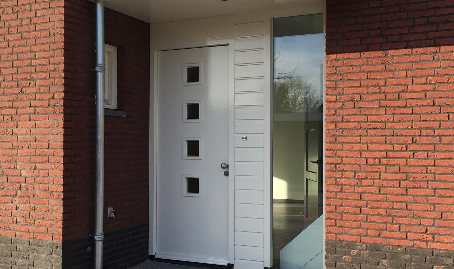 Witte voordeur met ruitjes in Kaatsheuvel