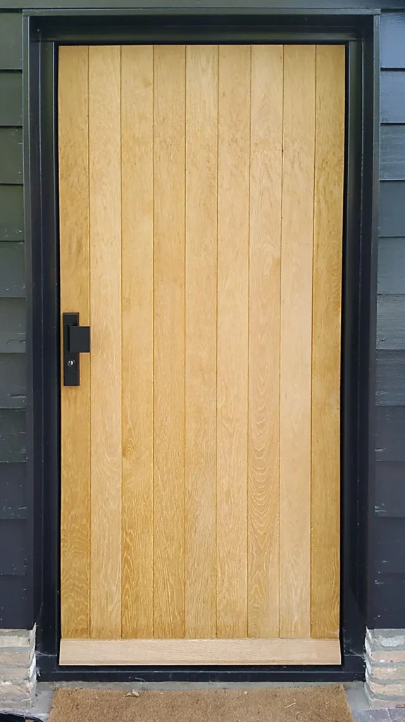 Houten deur met verticale planken