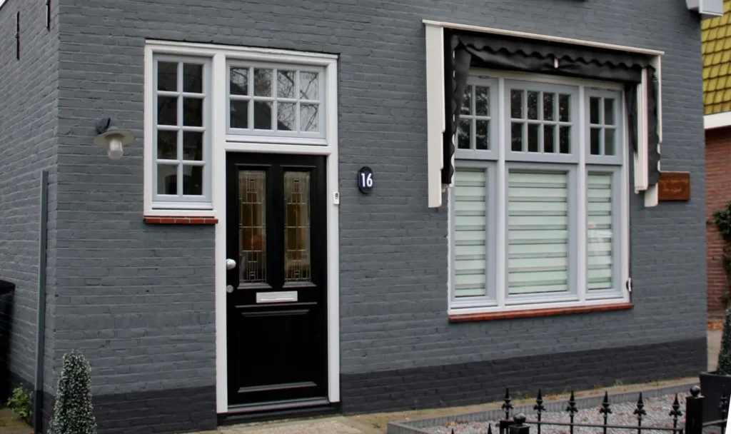 Grijze gevel met kozijnen in Sprang-Capelle