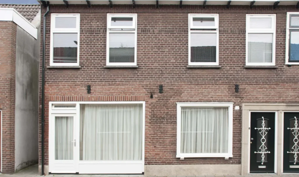 Witte kozijnen in een gevel in Tilburg